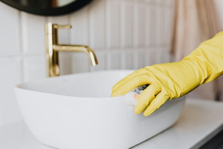 wear gloves for bathroom cleaning